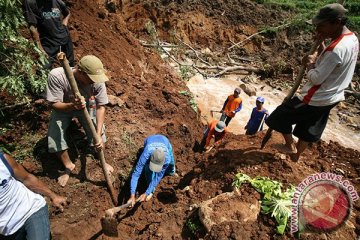 Korban longsor Nganjuk belum ditemukan juga