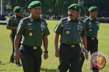 Kodam Udayana pungut sampah plastik Pantai Biaung