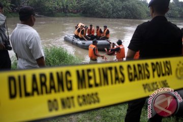 Marinir turunkan penyelam cari korban perahu terbalik