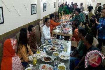 Warga Cirebon terharu diajak makan bersama Presiden Jokowi