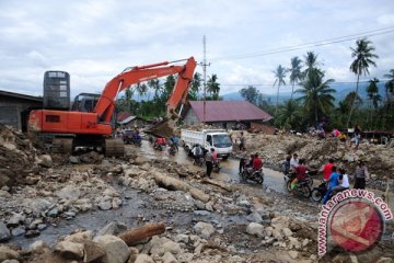 Jalan Padang-Solok tertimbun material longsor