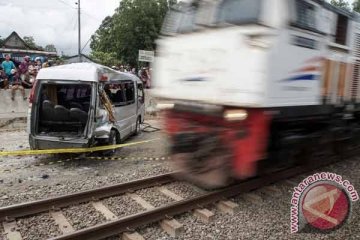 Korban meninggal minibus kontra KA di Kroya jadi enam orang