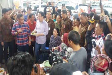 Megawati nikmati kerak telor dan bir pletok usai memilih