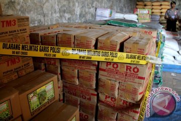 Polres Indramayu grebek gudang pupuk ilegal