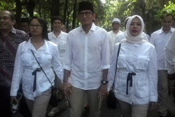 Sandiaga Uno dan istri gandeng tangan diiringi shalawat menuju TPS