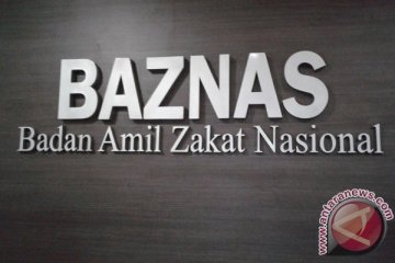 Baznas bagi paket sembako untuk suku terasing di enam provinsi