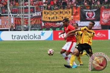 Suporter Persija lempar kembang api ke lapangan