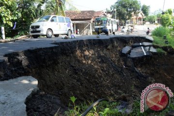 Tim Basarnas terjebak longsor di Ponorogo