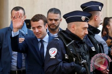Macron dan Le Pen saling serang soal euro