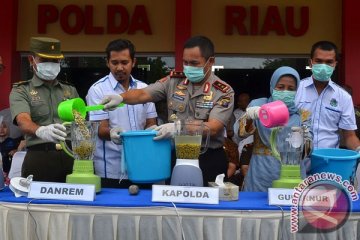 Bunga papan tolak radikalisme hiasi polda Riau