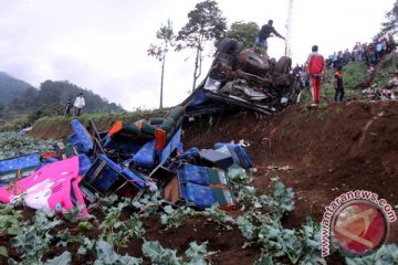 Polisi evakuasi 11 korban tewas akibat kecelakaan di Jalur Puncak-Cianjur