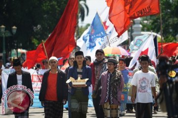 Buruh Purwakarta pilih parade budaya untuk peringati May Day