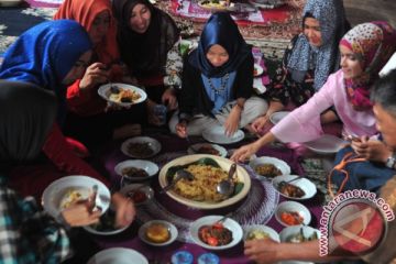 Lestarikan Tradisi Ngobeng