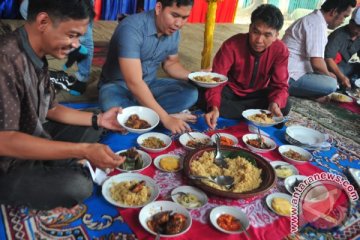 Lestarikan Tradisi Ngobeng