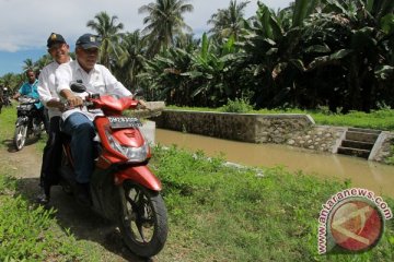 Menteri Basuki kendarai motor tinjau irigasi di Gorontalo