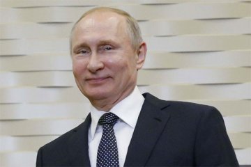 Putin selamati Macron lewat telegram