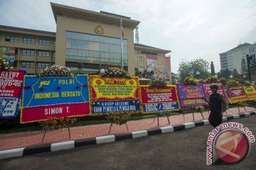 Karangan bunga ke Mabes Polri tembus 1.101