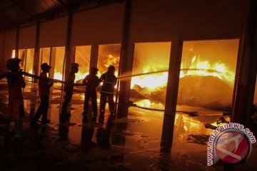 Puluhan mobil dikerahkan atasi kebakaran pertokoan Cirebon