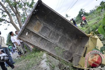 Truk terguling di Batang perjalanan pemudik tersendat