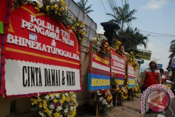 Giliran Mapolrestro Bekasi Kota yang dipenuhi kiriman karangan bunga