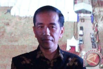Presiden Jokowi bagikan buku ke warga Ternate