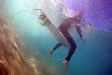 Peselancar Inggris diselamatkan setelah 32 jam hanyut di laut