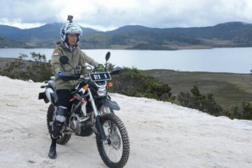 Gaya "sporty" Presiden Jokowi kendarai motor trail