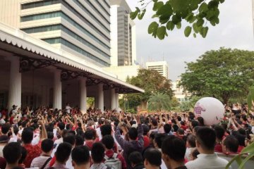 Setelah nyanyi di Balai Kota, pendukung Ahok ini sambangi Mako Brimob