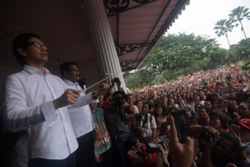 Djarot dan Addie MS pimpin paduan suara di Balai Kota (video)