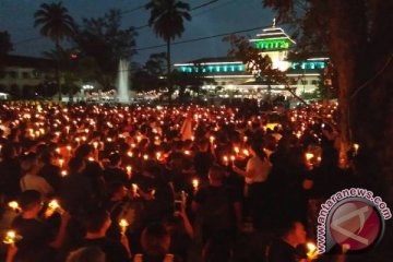 Ribuan warga Bandung nyalakan lilin kedamaian