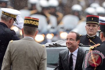 Akankah Macron senasib dengan Hollande, dilantik di bawah guyuran hujan