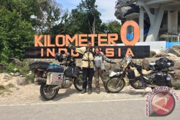 Keliling dunia naik motor, suami-istri asal Seattle singgah di Indonesia