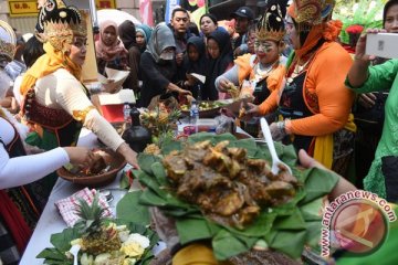 Ribuan peserta semarakkan Festival Rujak Uleg Surabaya