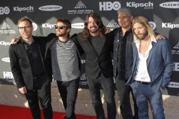 Foo Fighters batalkan tur konser peringatan 25 tahun karena COVID-19