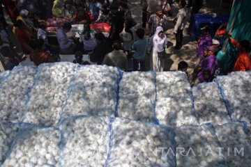 Operasi pasar turunkan harga bawang putih di Surabaya
