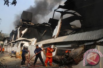 Pabrik popok bayi di Kawasan Industri Candi Semarang terbakar