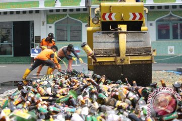 Polrestro Bekasi musnahkan 15.895 botol minuman keras