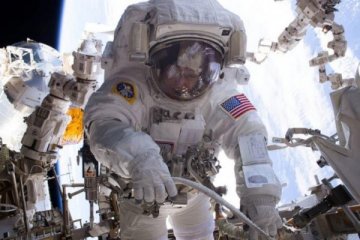 Astronot berhasil ganti komputer di angkasa