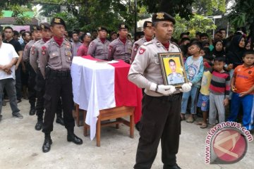 Bom Kampung Melayu -  Tangis Ibunda Briptu Gilang pecah berkali-kali (foto)