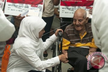 Mensos Khofifah Serahkan Bantuan PKH di Ambon