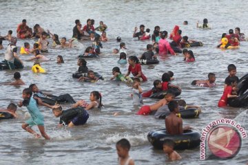 Puluhan ribu wisatawan padati pantai selatan Cianjur