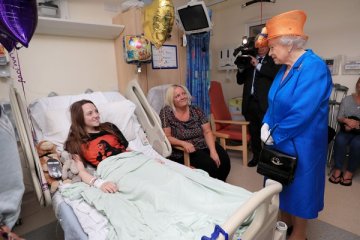 Ratu Elizabeth kunjungi korban bom Manchester