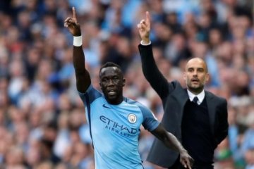 Leicester ingin kontrak Bacary Sagna