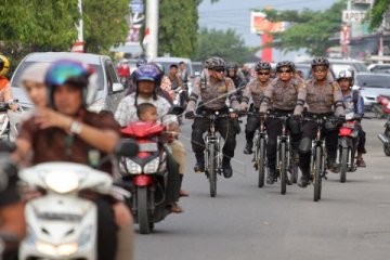 Polisi Aceh patroli sambil bagi sembako