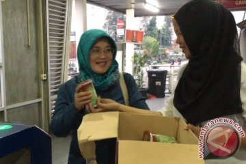 Penumpang senang dapat takjil gratis di Transjakarta (Video)