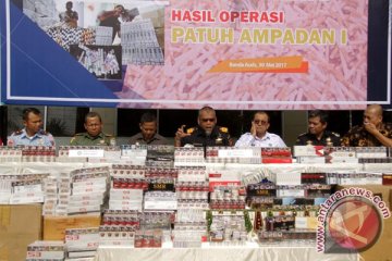 Polisi-Bea Cukai mengamankan 65 koli rokok ilegal