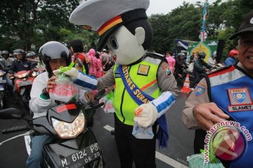 Polisi Singkil bagi-bagi takjil kepada pengendara