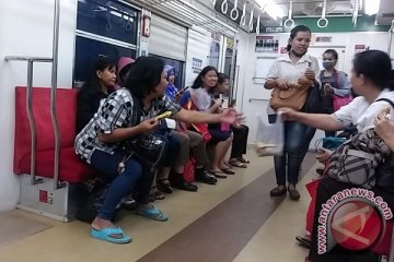 Begini suasana buka puasa di gerbong wanita KRL (video)