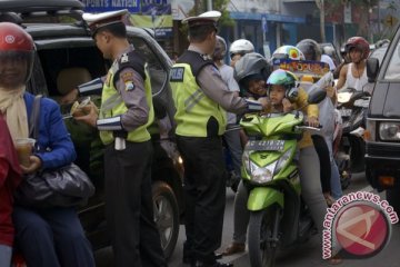 Polres Bogor bagi-bagi takjil kepada pengendara