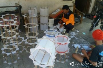 Lampion "teng-tengan" masih identik dengan suasana Ramadhan di Semarang